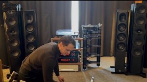 торчащие ноги из за стойки это Hi-End