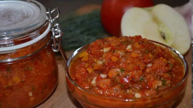 Аджика с яблоками на зиму -  вкусный рецепт острой закуски из помидоров, яблок, моркови и перца!