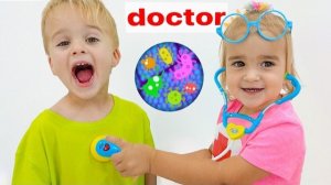 Алиса играет в доктора и помогает всем!