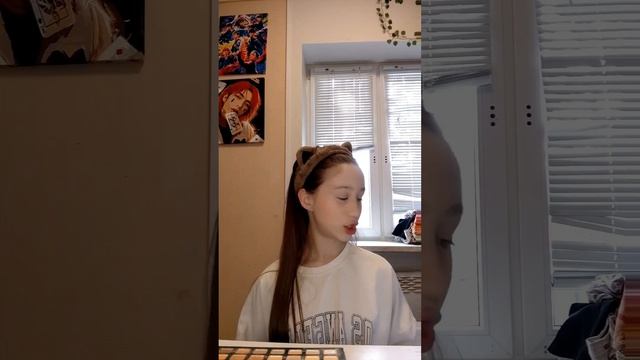 наношу столько капель косметики сколько скажет алиса