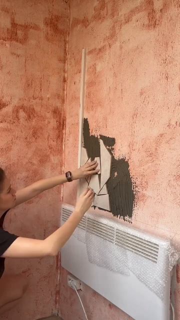 Процесс создания мозаики из битой плитки