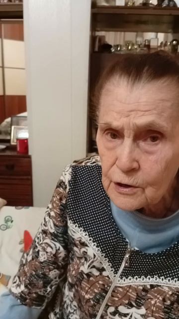 бабушка. разказавает. што делают. тулеть🤣🤣