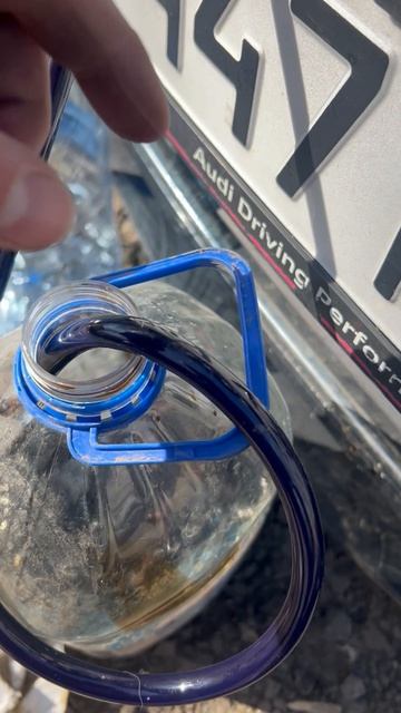 Сливаю старое масло.