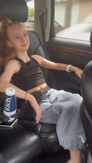 Едет на деловую встречу