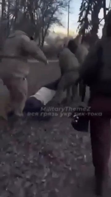 Вильные украинцы проходят процедуру могилизации.