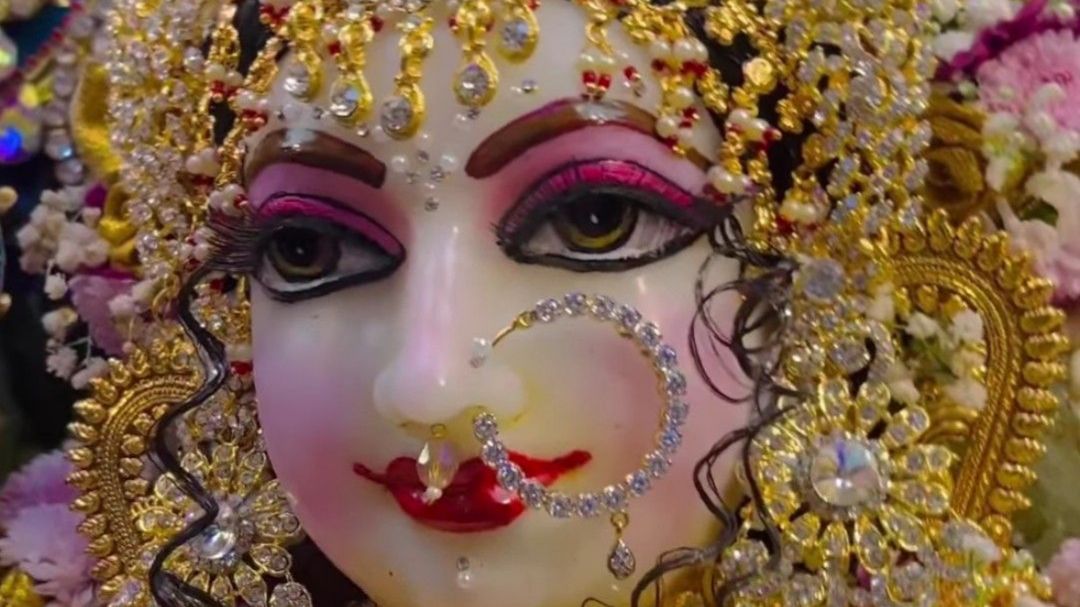 Своим могуществом Баларама создаёт Голока Дхаму, тысячелепестковый лотос