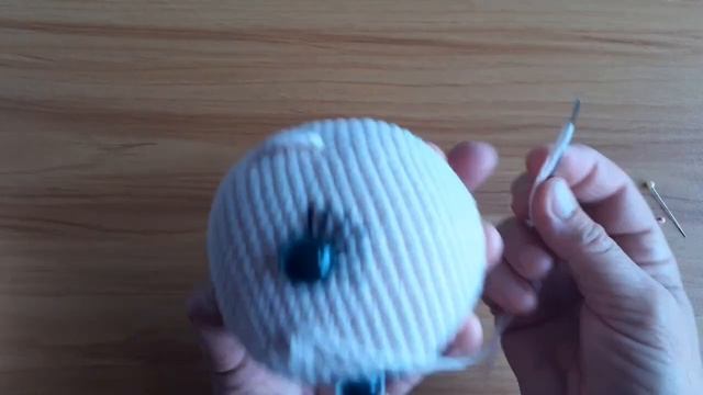 Вяжем игрушки.Вышиваем носик кукле.