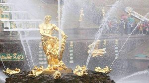 Сезон фонтанов открыли в Петергофе: первым пробудился «Самсон»