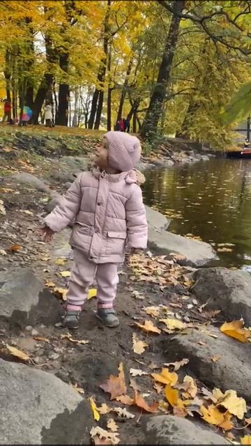 Евочка 3 годика - осваивает природные красоты Санкт- Петербурга.