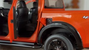 Марк распаковывает огромную коллекцию автомобилей 1_18, изготовленных на заказ