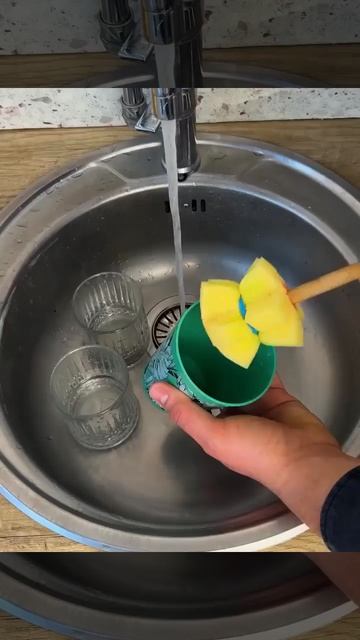 Сделайте так с губкой и труднодоступные места не будут проблемой.

Лайфхак👌