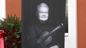 Музыканта Сергея Стадлера похоронили на Смоленском кладбище.