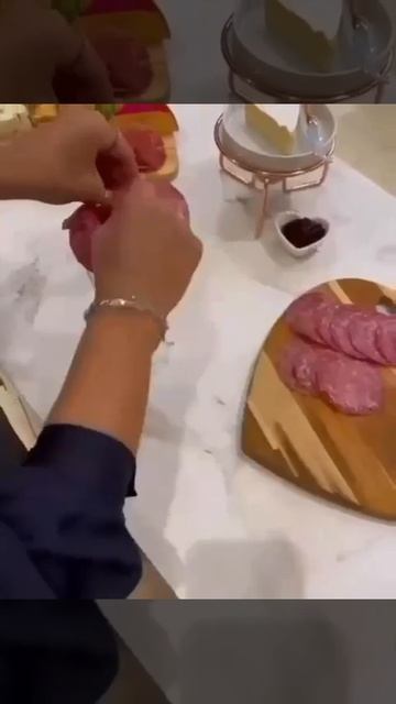 Красивая подача колбасы на праздничный стол 😋👍🏻