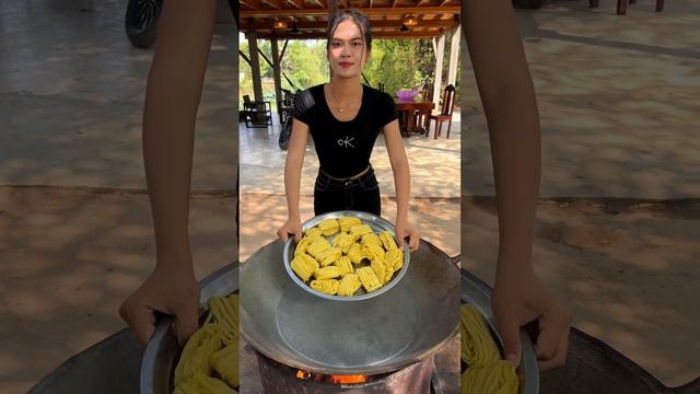 Потрясающий рецепт жареной во фритюре лапши с хот-догами.