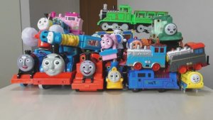 Для детей.  Паровозик Томас и его друзья! Играем паровозиками.