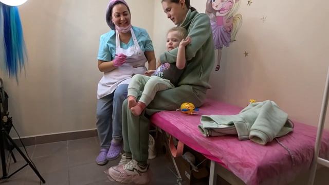 Как мы прокалывали ушки Дарине 29.09.2024