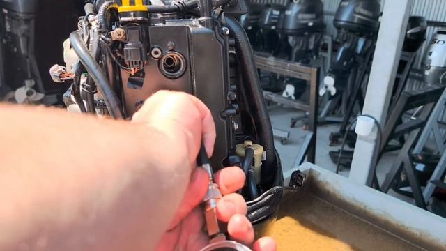 Арт 2101 Замер компрессии лодочного мотора Suzuki F50 2001 год.