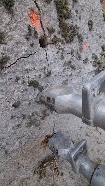 Разрушение валунов невзрывным методом.8(921)420-05-05