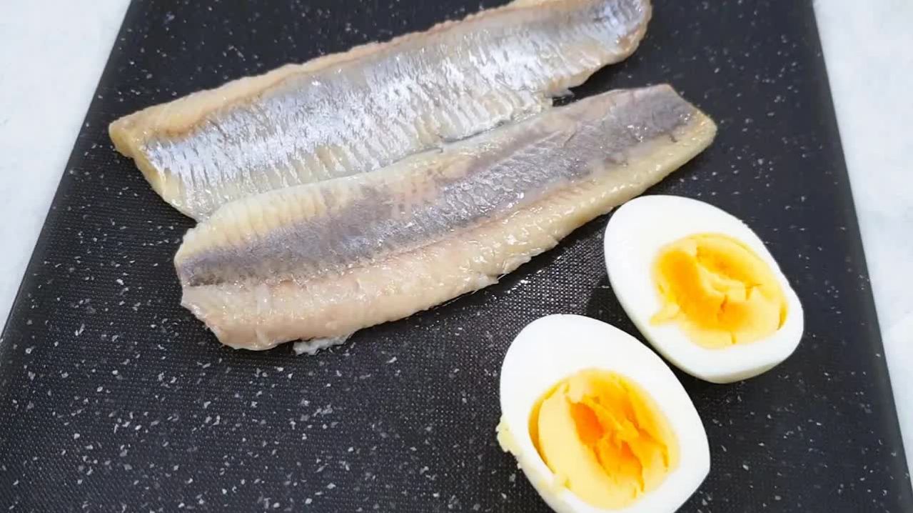 Я влюбилась в этот салат! Вкусный салат с селедкой и свеклой. Съедается сразу! смотреть онлайн