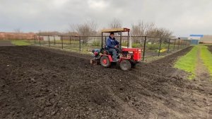 25 апреля Посадили лук. Как будто не конец апреля,а ноября,холодина.