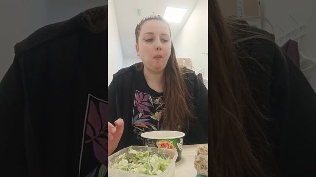 Вкуснецкий салатик с пекинской капустой, огурцом и яйцом +БигБон с соусом сальса