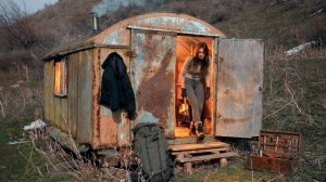 Одинокая ночь в заброшенном трейлере. Девушка одна в дикой природе. Бушкрафт