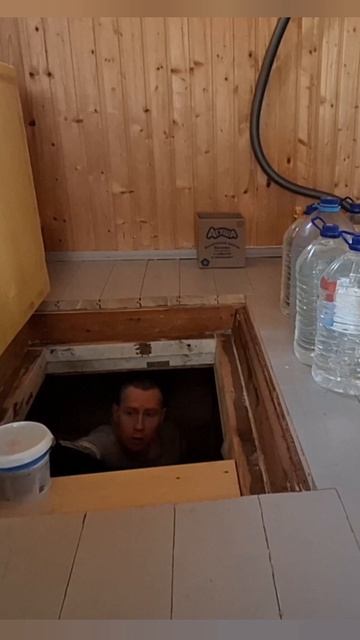 Вытаскиваю из погреба всякую всячину перед его ремонтом #подвал #ремонт