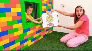 Влад и Ники Челлендж с пиццей для мамы