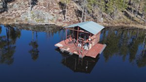 Установил китайский лодочный мотор гладиатор 9.9 к дому на воде.