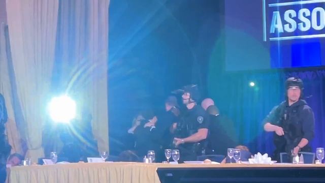 Секретная служба прыгает на Трампа после выстрелов...