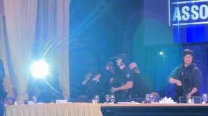 Секретная служба прыгает на Трампа после выстрелов...