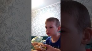кушаю бургер из бургер Кинга