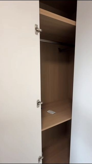 Большой угловой шкаф и стол у окна.