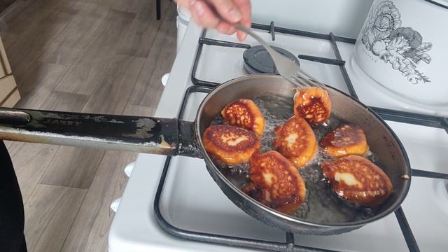 Пеку оладушки.