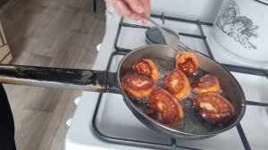 Пеку оладушки.