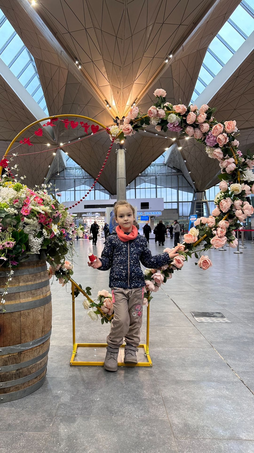 Арина в аэропорту Пулково и в самолёте из Питера в Калининград