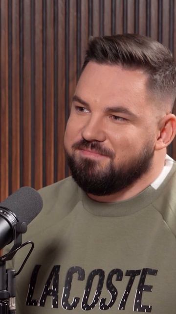 Я ХРАНЮ ВСЕ ПОДАРКИ, ЧТО ДАРЯТ БОЛЕЛЬЩИКИ Дима Лызик #shorts #лицаволейбола #podcast  #волейбол #tv