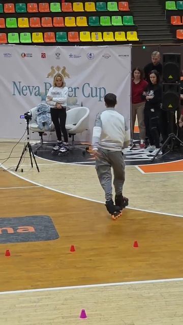 Соревнования по роллер спорту. Юношу зовут Роман