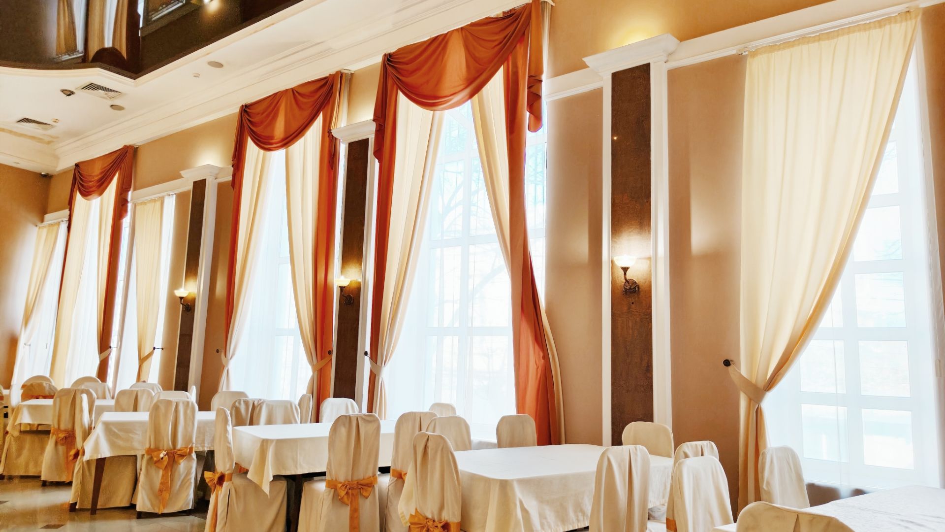 Банкетный зал в ресторане 