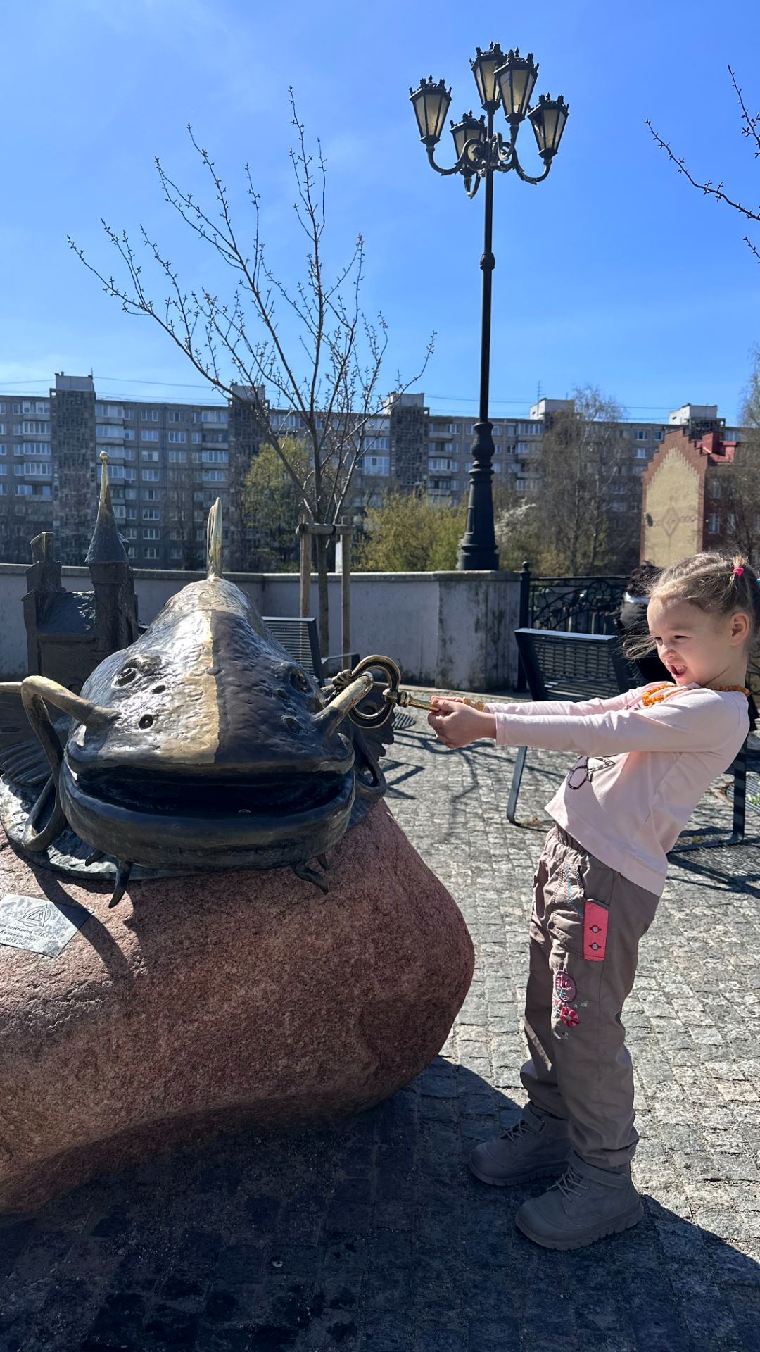 Арина с мамой и тётей Альбиной гуляют по городу