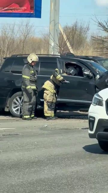 Джип влетел в ограждение на Кубяка в Хабаровске | На месте работают пожарные #дтп