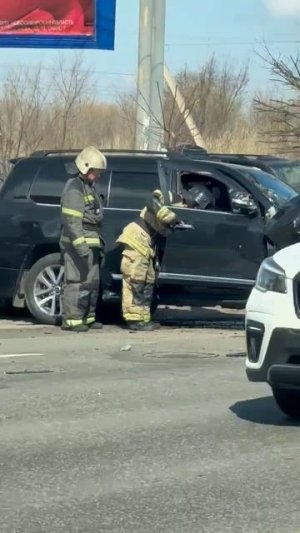 Джип влетел в ограждение на Кубяка в Хабаровске | На месте работают пожарные #дтп