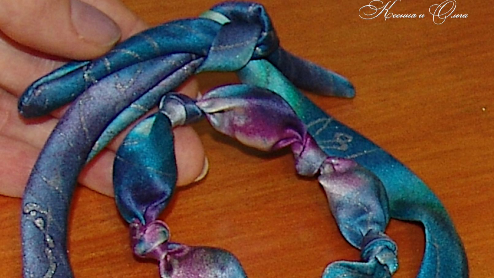 Колье ручной работы из натурального шелка ручного окрашивания 