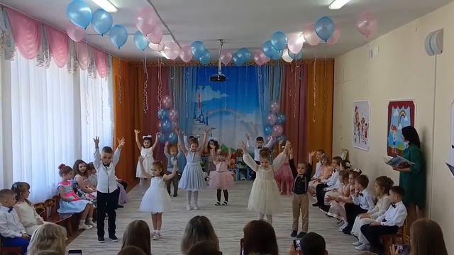 Танец с малышами на выпускном в детском саду.