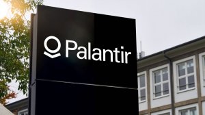 Токио снимает оружейные запреты, Palantir обсуждает «избранных»: тревожные совпадения эпохи