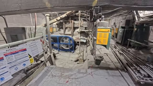 Исследование бункеров и туннелей под рудодробилкой глубоко под землей.