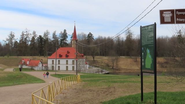 Вид на Чёрное озеро и Приоратский дворец в Приоратском парке Гатчины