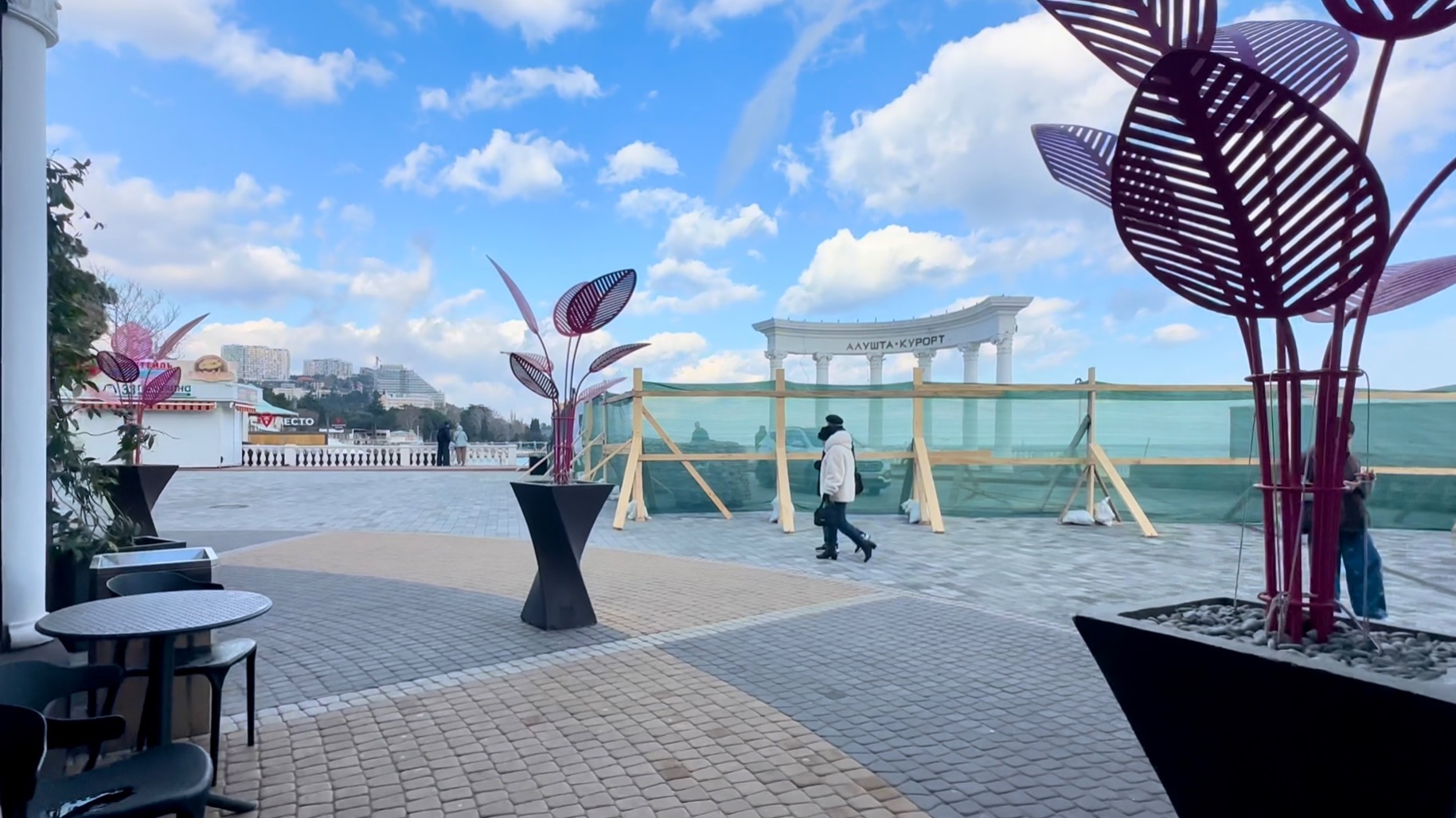 Прогулка по Алуште улица Ленина набережная Краеведческий музей в парке Крым март 2026