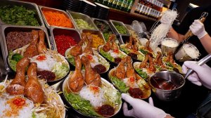 Тайская закусочная с рисовой лапшой  с курицей привлекает длинные очереди – корейская уличная еда