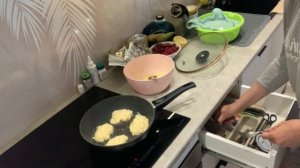 Пеку открытый пирог с вишней в сметане, жарю капустные котлеты по Малахову..